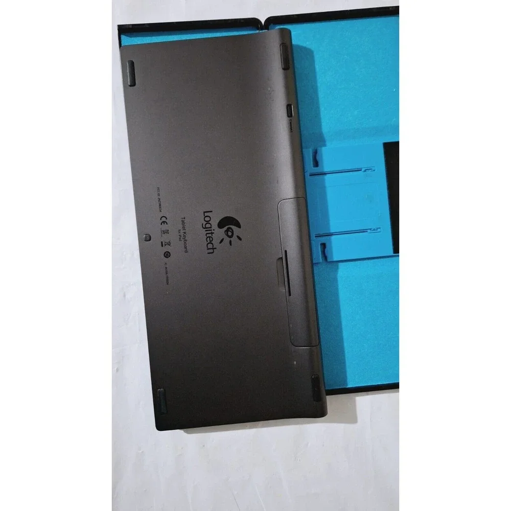 Logitech 820-005094 Tablet Keyboard For iPad Y-R0034 With Tablet Stand Bluetooth
